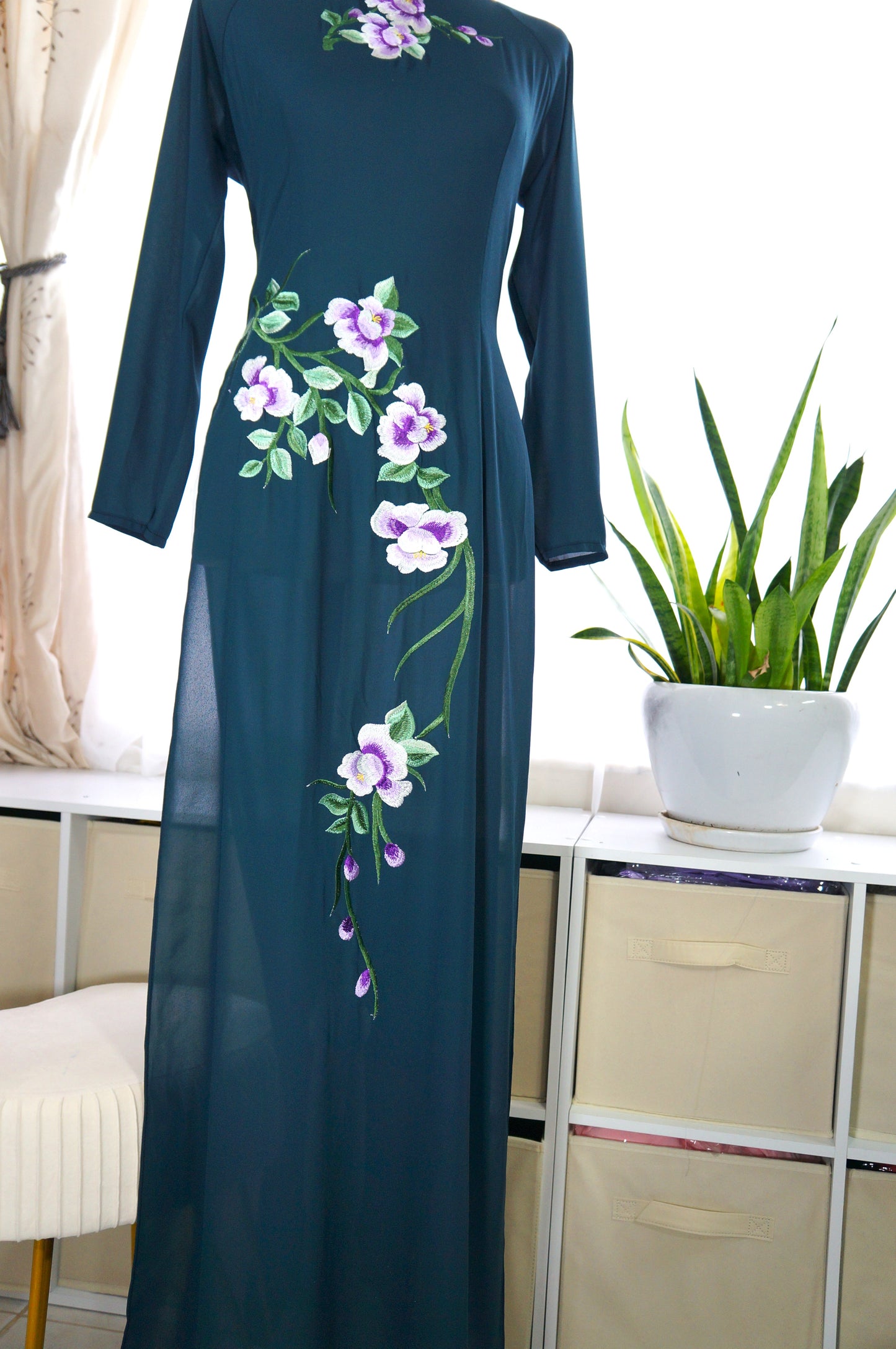 Áo dài xanh ngọc, chiffon 4 tà, 2 lớp thêu, cổ tròn/ embroidered chiffon áo dài in teal