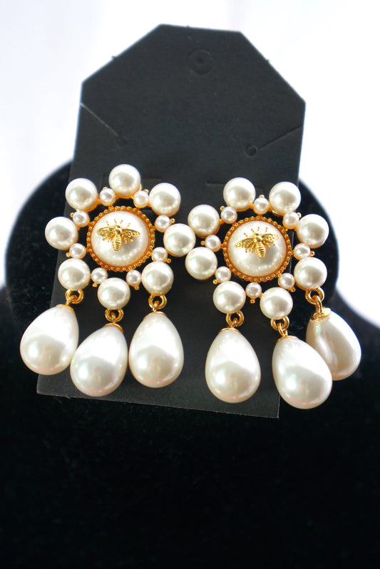 Retro palace style pearls dangle earings with bees in the middle