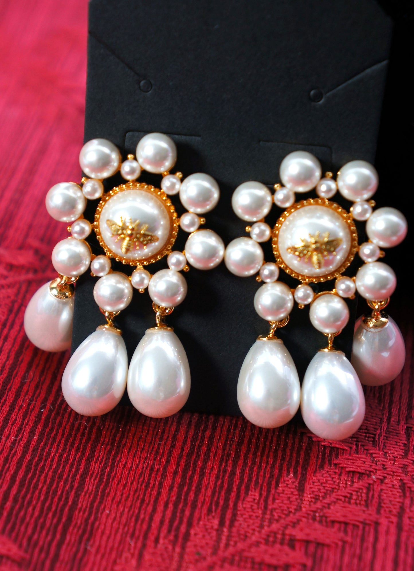 Retro palace style pearls dangle earings with bees in the middle