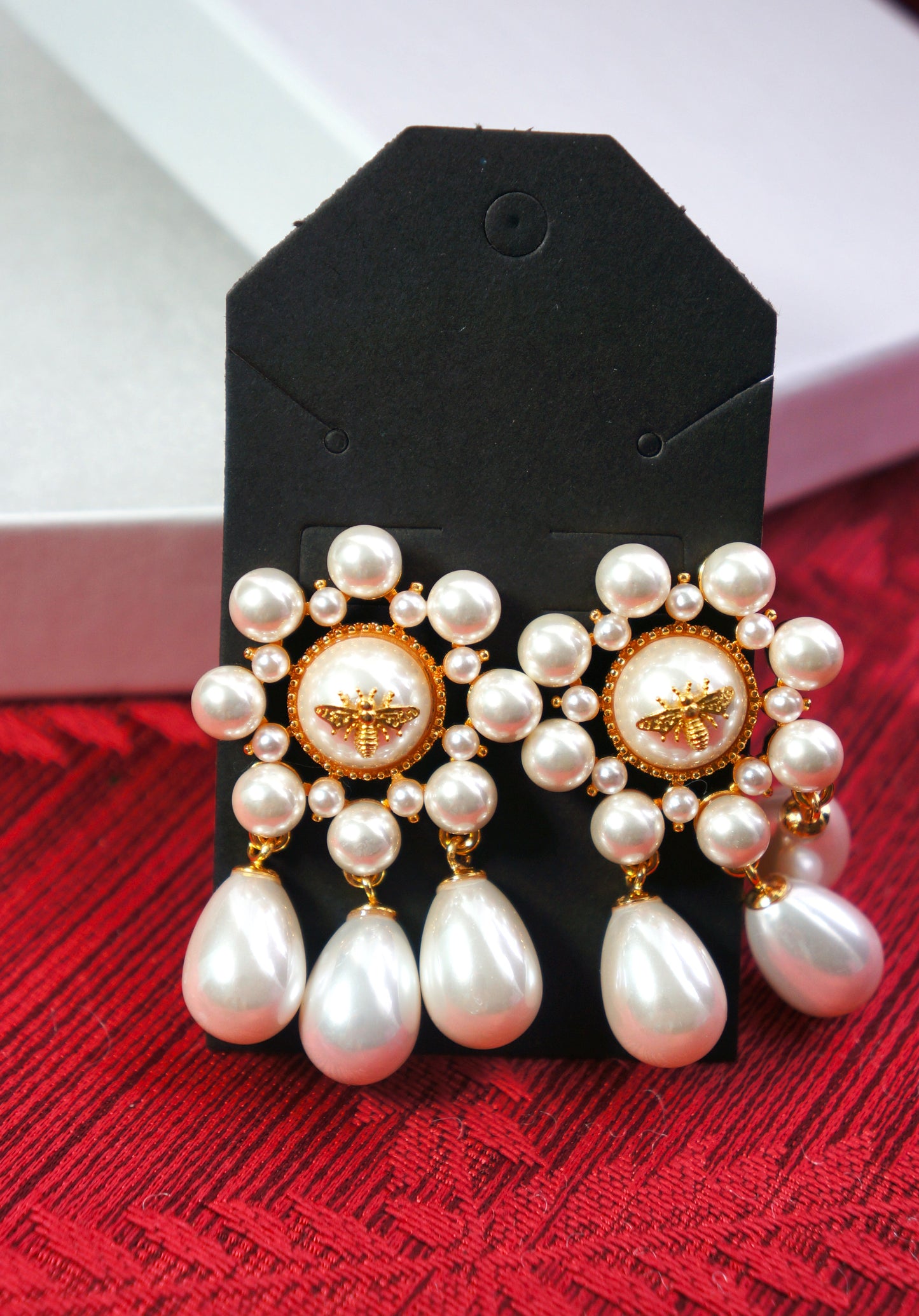 Retro palace style pearls dangle earings with bees in the middle