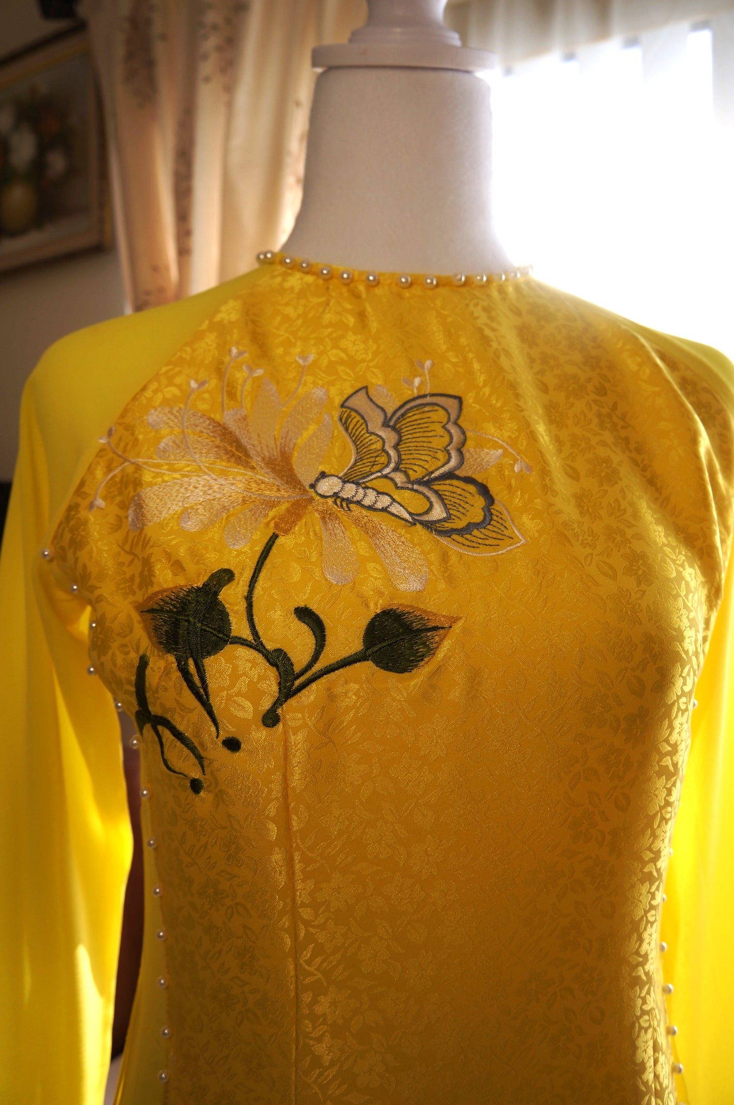 Bộ áo dài gấm vàng chanh phối chiffon thêu 4 tà, quần chiffon 2 lớp/ set of lemon yellow embroidery traditional áo dài