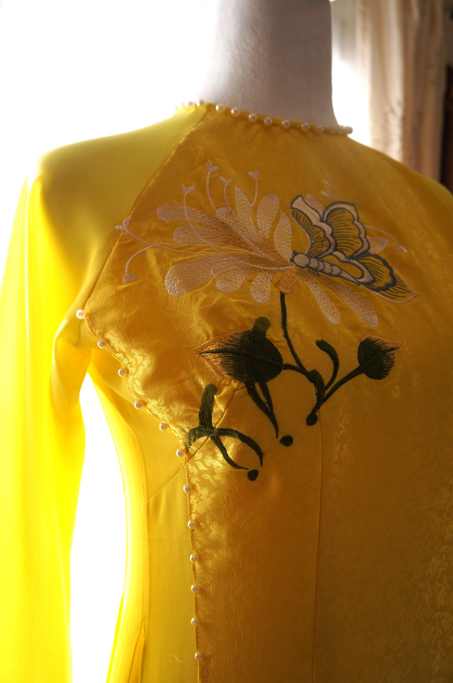 Bộ áo dài gấm vàng chanh phối chiffon thêu 4 tà, quần chiffon 2 lớp/ set of lemon yellow embroidery traditional áo dài