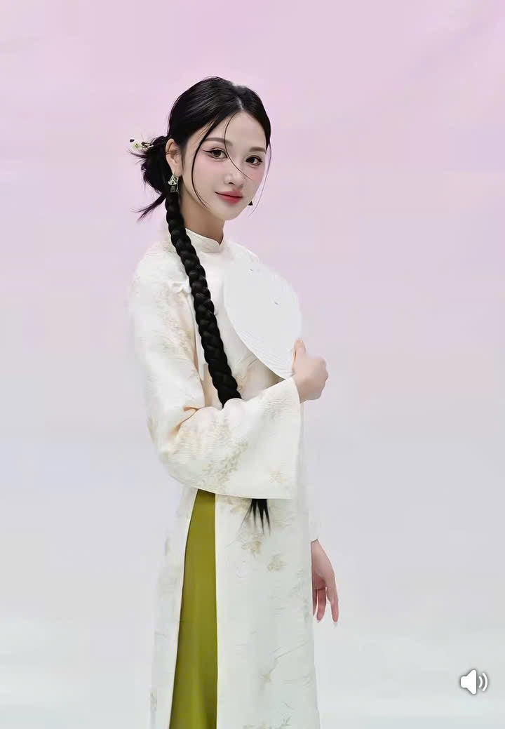 Áo dài dáng suông gấm Tân Châu trắng + quần lụa xanh