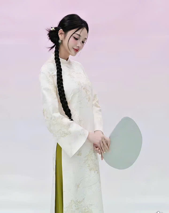 Áo dài dáng suông gấm Tân Châu trắng + quần lụa xanh