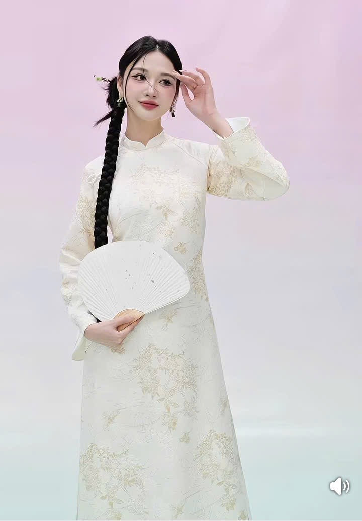 Áo dài dáng suông gấm Tân Châu trắng + quần lụa xanh